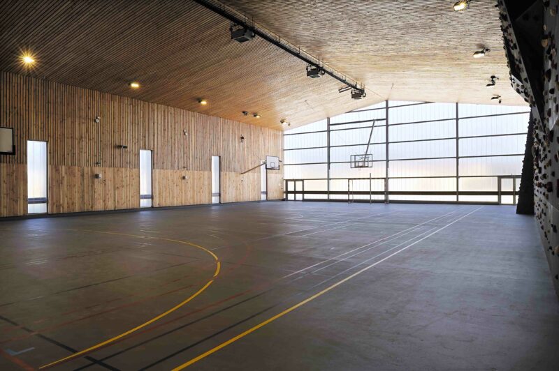 Vue intérieure du gymnase HQE à l'Isle-sur-la-Sorgue