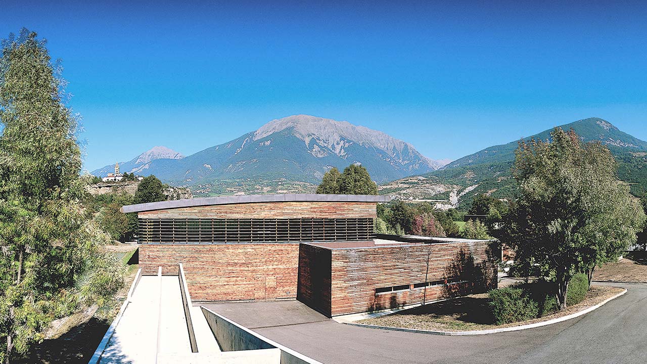 Photographie de l'architecture du gymnase à Embrun - Haute-Alpes