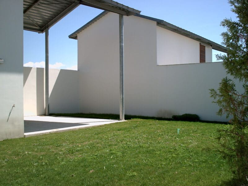 Cour intérieure des logements groupés à l’Isle-sur-la-Sorgue